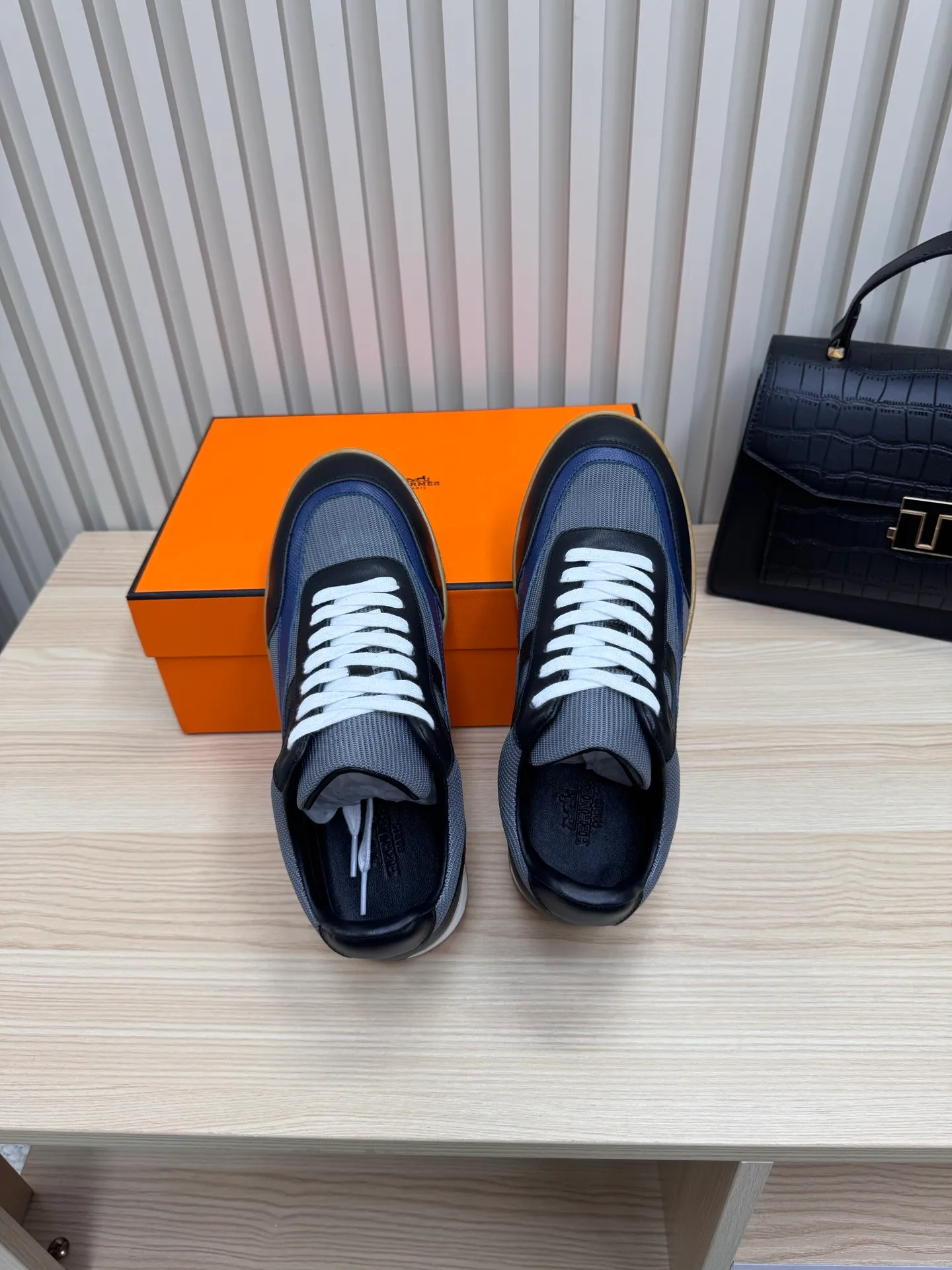 👟👟Ex-factory price 600👟👟 Hermes / Top version #couple style 24ss casual sneakers Suede goatskin sneakers decorated with contrasting patterns and iconic "H" details, beautifully packaged at the delivery counter🛍📦 Fabric: suede + down cloth Lining: mixed sheep lining Outsole: original TPU Bottom thickness: 2CM Size: 35-45